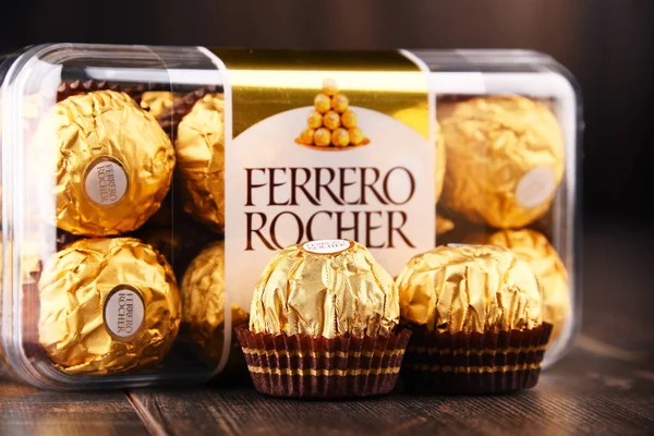 Ferrero Rocher çikolata tatlılar — Stok fotoğraf