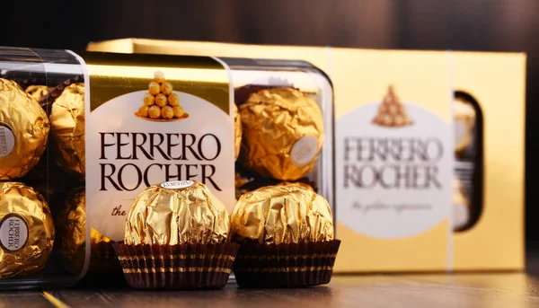 Ferrero Rocher çikolata tatlılar — Stok fotoğraf