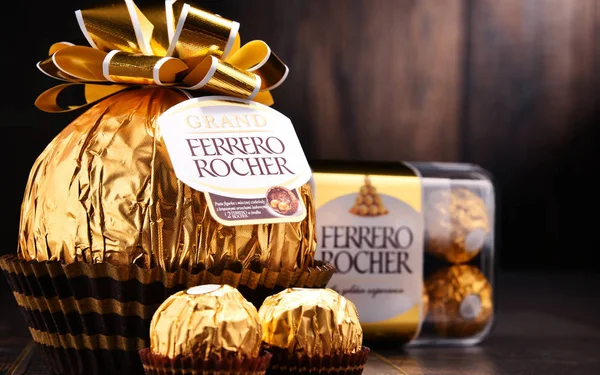 Ferrero Rocher çikolata tatlılar — Stok fotoğraf