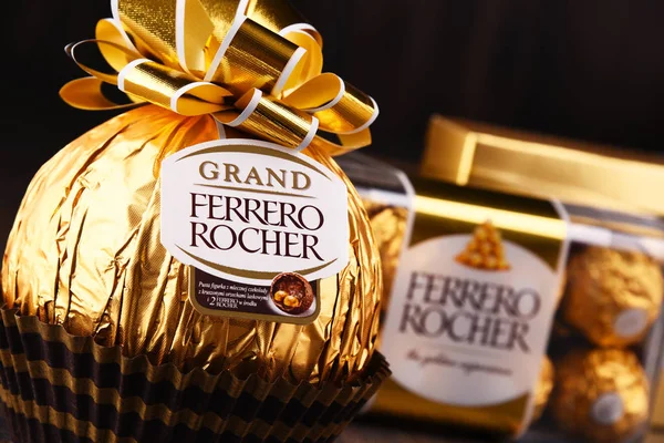 Ferrero Rocher çikolata tatlılar — Stok fotoğraf