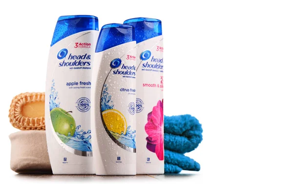 Envases de productos Head & Shoulders aislados en blanco — Foto de Stock