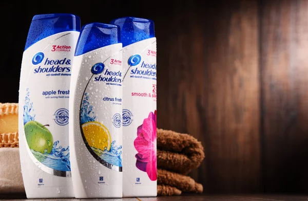 Recipienti di prodotti Head & Shoulders — Foto Stock