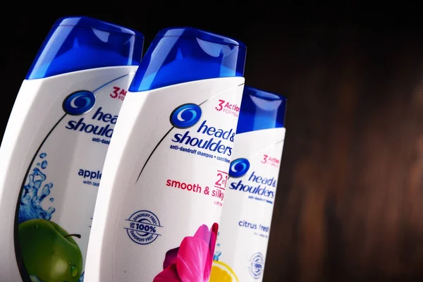 Containers of Head & Shoulders products — Stock Photo, Image