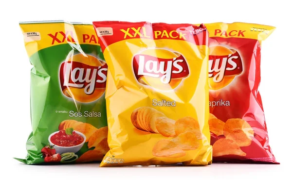 Pacotes de batatas fritas Lays isoladas em branco — Fotografia de Stock