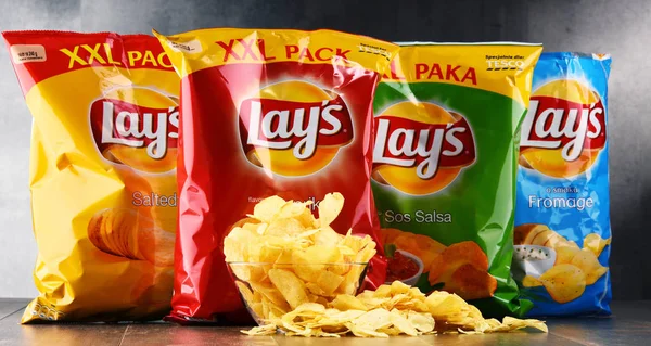 Пакеты картофельных чипсов Lays — стоковое фото