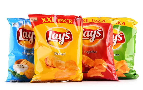 Pacotes de batatas fritas Lays isoladas em branco — Fotografia de Stock