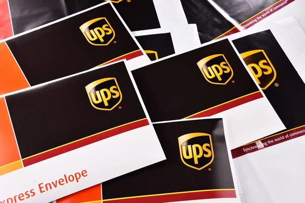 Envelopes de serviço de encomendas inseridas ou UPS — Fotografia de Stock