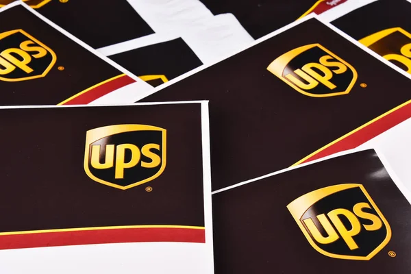 Envelopes de serviço de encomendas inseridas ou UPS — Fotografia de Stock