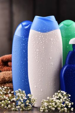 Plastik şişeler dolusu vücut bakımı ve güzellik ürünleri.