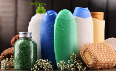 Plastik şişeler dolusu vücut bakımı ve güzellik ürünleri.