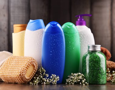 Plastik şişeler dolusu vücut bakımı ve güzellik ürünleri.