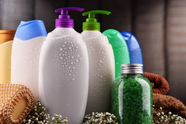 Plastik şişeler dolusu vücut bakımı ve güzellik ürünleri..