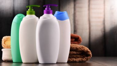 Plastik şişeler dolusu vücut bakımı ve güzellik ürünleri.