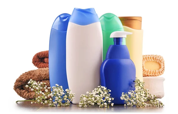 Plastikflaschen mit Körperpflege- und Schönheitsprodukten — Stockfoto