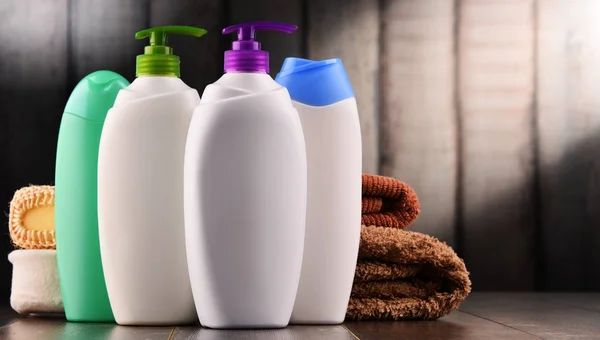 Пластиковые бутылки для ухода за телом и косметические средства — стоковое фото