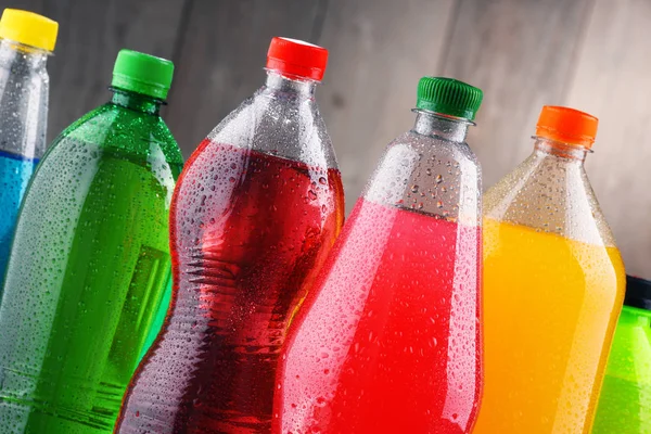 Plastikowe Butelki Różnych Gazowanych Napojów Bezalkoholowych Różnych Kolorach — Zdjęcie stockowe