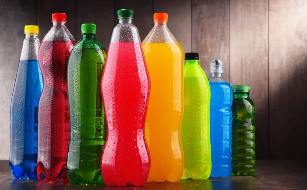 Plastic Flessen Van Diverse Koolzuurhoudende Frisdranken Verschillende Kleuren — Stockfoto