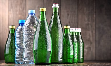 Şişe maden suyu içeren farklı türde