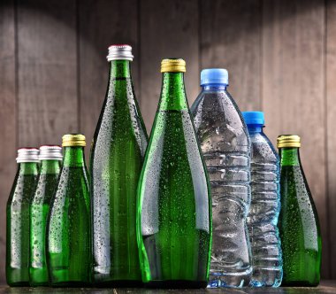 Şişe maden suyu içeren farklı türde