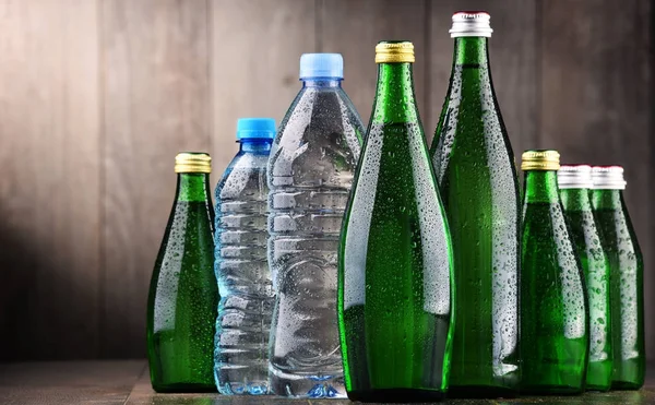 Verschillende soorten flessen met mineraalwater — Stockfoto