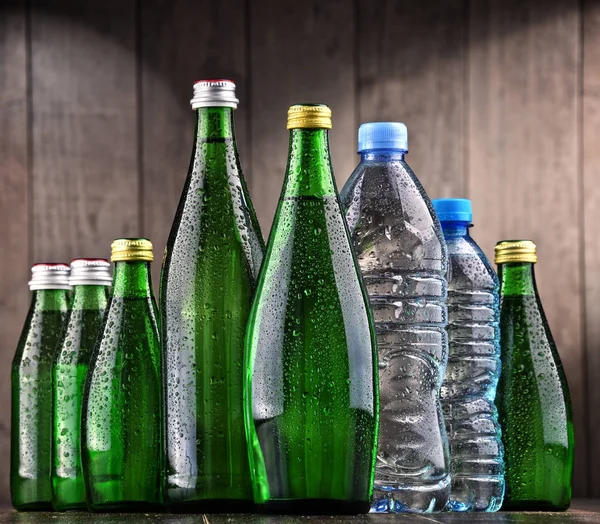 Verschillende soorten flessen met mineraalwater — Stockfoto