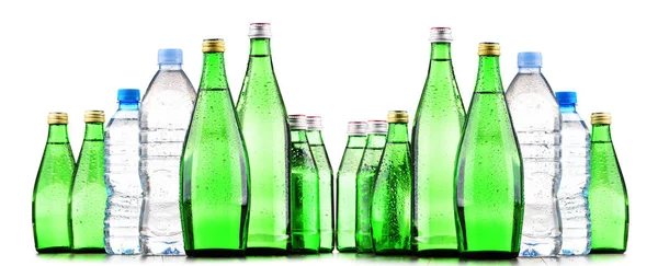 Différents types de bouteilles contenant de l'eau minérale — Photo
