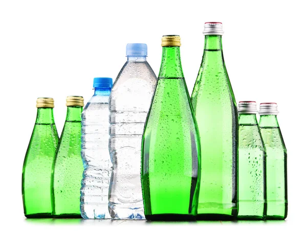 Composizione Con Diversi Tipi Bottiglie Contenenti Acqua Minerale Isolata Bianco — Foto Stock