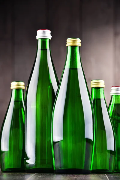 Composición con botellas que contienen agua mineral — Foto de Stock