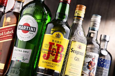 Çeşitli küresel içki markaları şişe