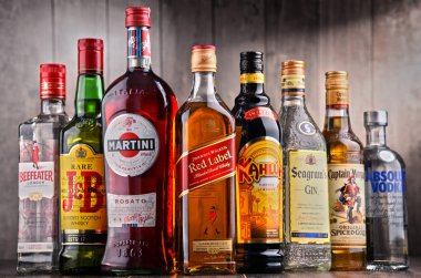 Çeşitli küresel içki markaları şişe