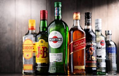 Çeşitli küresel içki markaları şişe