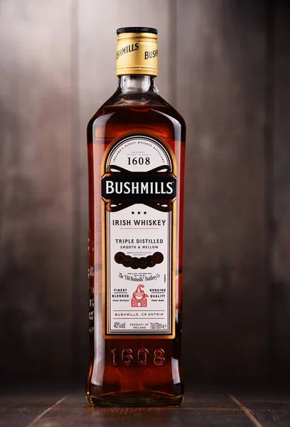 Пляшка оригінальний ірландського віскі Bushmills — стокове фото