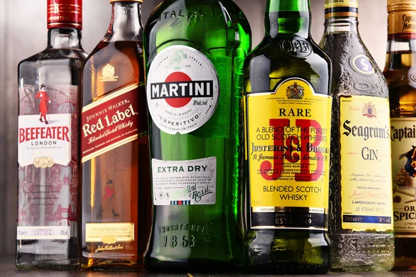 Çeşitli küresel içki markaları şişe