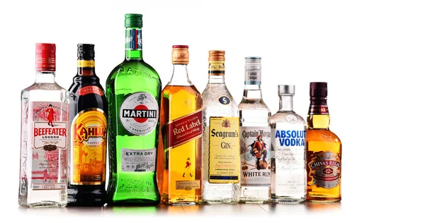 Бутылки различных мировых алкогольных брендов — стоковое фото