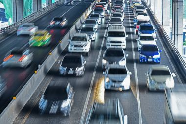 Bangkok 'ta trafiğin yoğun olduğu saatlerde kontrollü erişim otoyolu