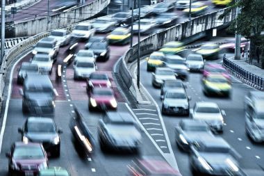 Bangkok 'ta trafiğin yoğun olduğu saatlerde kontrollü erişim otoyolu