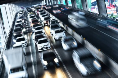 Bangkok 'ta trafiğin yoğun olduğu saatlerde kontrollü erişim otoyolu