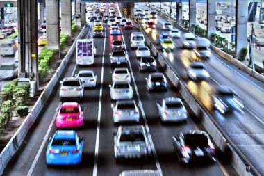 Bangkok 'ta trafiğin yoğun olduğu saatlerde kontrollü erişim otoyolu