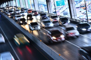 Bangkok 'ta trafiğin yoğun olduğu saatlerde kontrollü erişim otoyolu