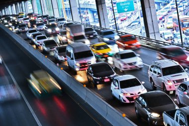 Bangkok 'ta trafiğin yoğun olduğu saatlerde kontrollü erişim otoyolu