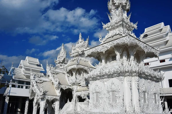 Arquitetura em Wat Rong Khun ou no Templo Branco — Fotografia de Stock