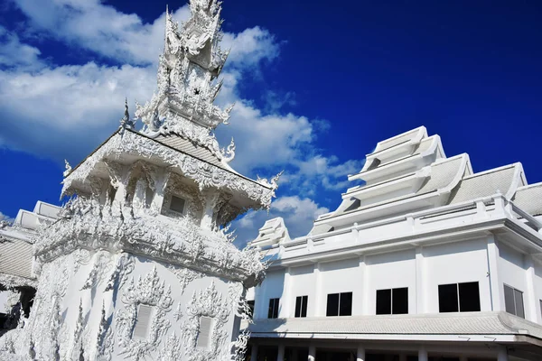 Arquitetura em Wat Rong Khun ou no Templo Branco — Fotografia de Stock