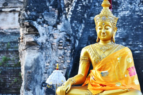 Wat Chedi Luang, egy buddhista templom Chiang Mai, Thaiföld — Stock Fotó