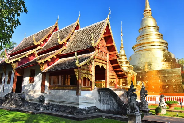 Wat Phra Singh, um templo budista em Chiang Mai, Tailândia — Fotografia de Stock