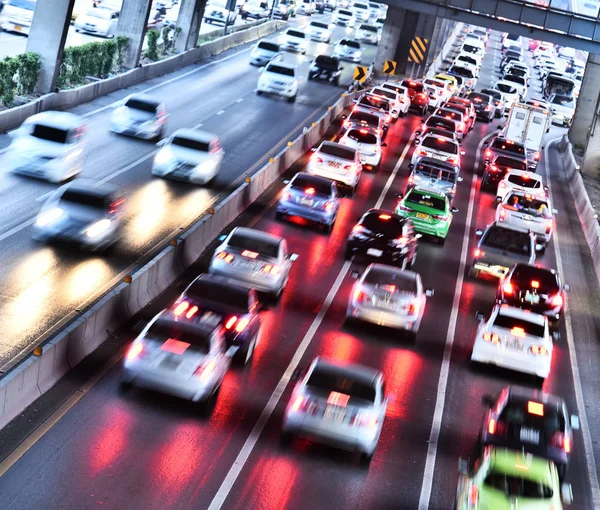 Bangkok 'ta trafiğin yoğun olduğu saatlerde kontrollü erişim otoyolu — Stok fotoğraf