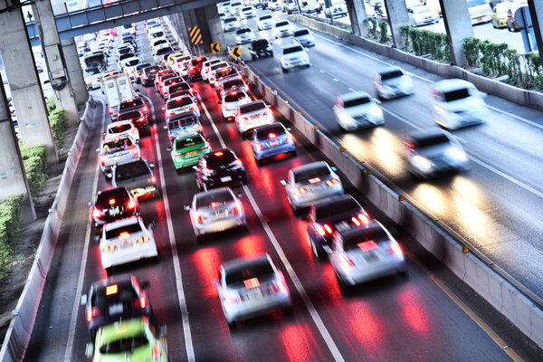 Автострада с контролируемым доступом в Бангкоке в час пик
