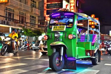 Tuk-tuk, bir otomatik çekçek Bangkok mahallesinde