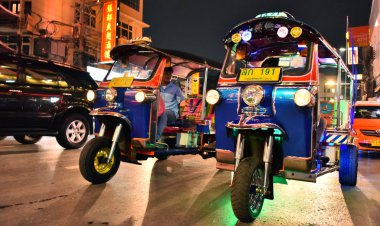 Tuk-tuk, bir otomatik çekçek Bangkok mahallesinde