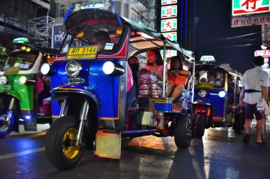 Tuk-tuk, bir otomatik çekçek Bangkok mahallesinde