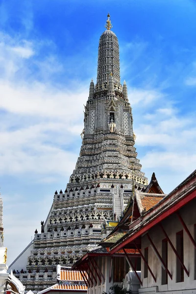 Wat Arun Ratchawararam, um templo budista em Bangkok, Tailândia — Fotografia de Stock